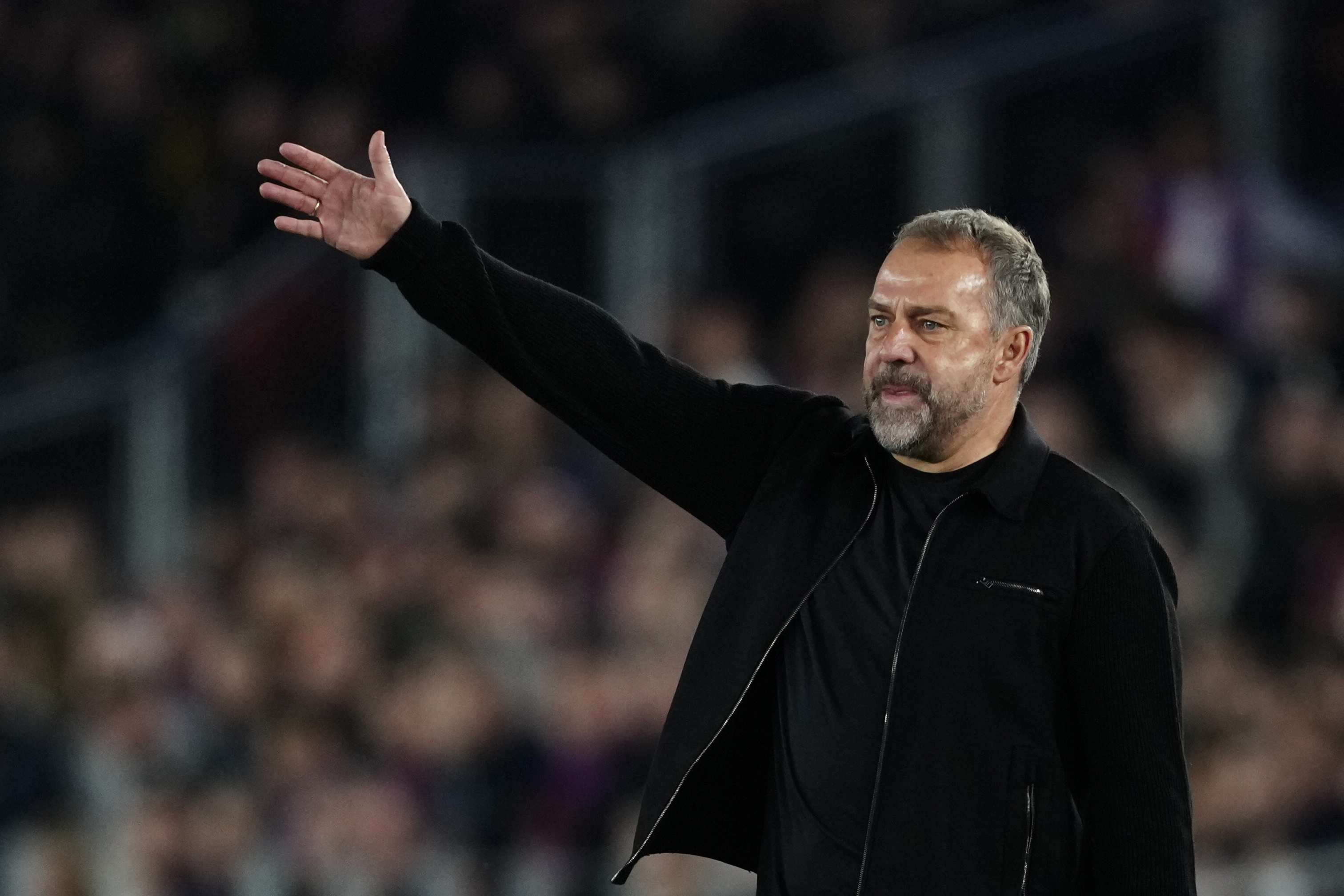 赛事官网入口-43场已使用19种不同后防组合,巴萨零封15场但也连续10场丢球